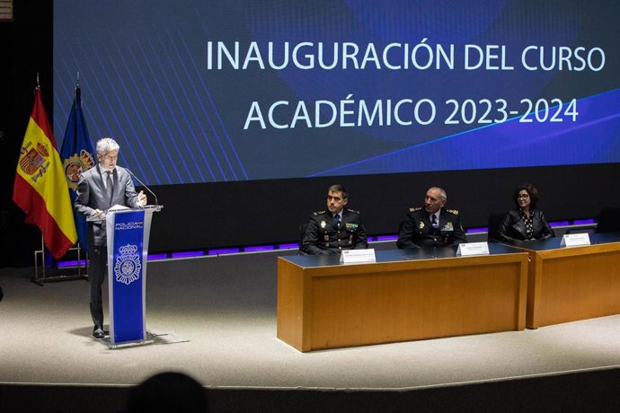El ministro del Interior en funciones, Fernando Grande-Marlaska, interviene durante la inauguración del nuevo curso académico del Centro Universitario de la Policía Nacional, a 25 de octubre de 2023, en Ávila, 