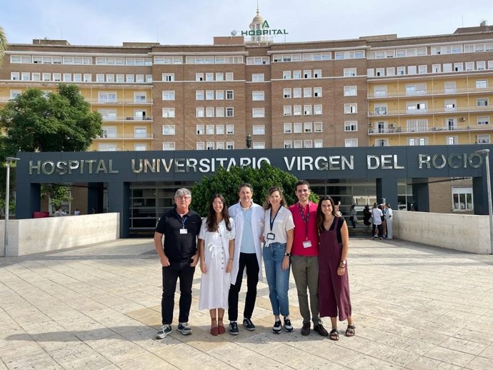 Parte del equipo del servicio de Farmacia del Hospital Universitario Virgen del Rocío de Sevilla.