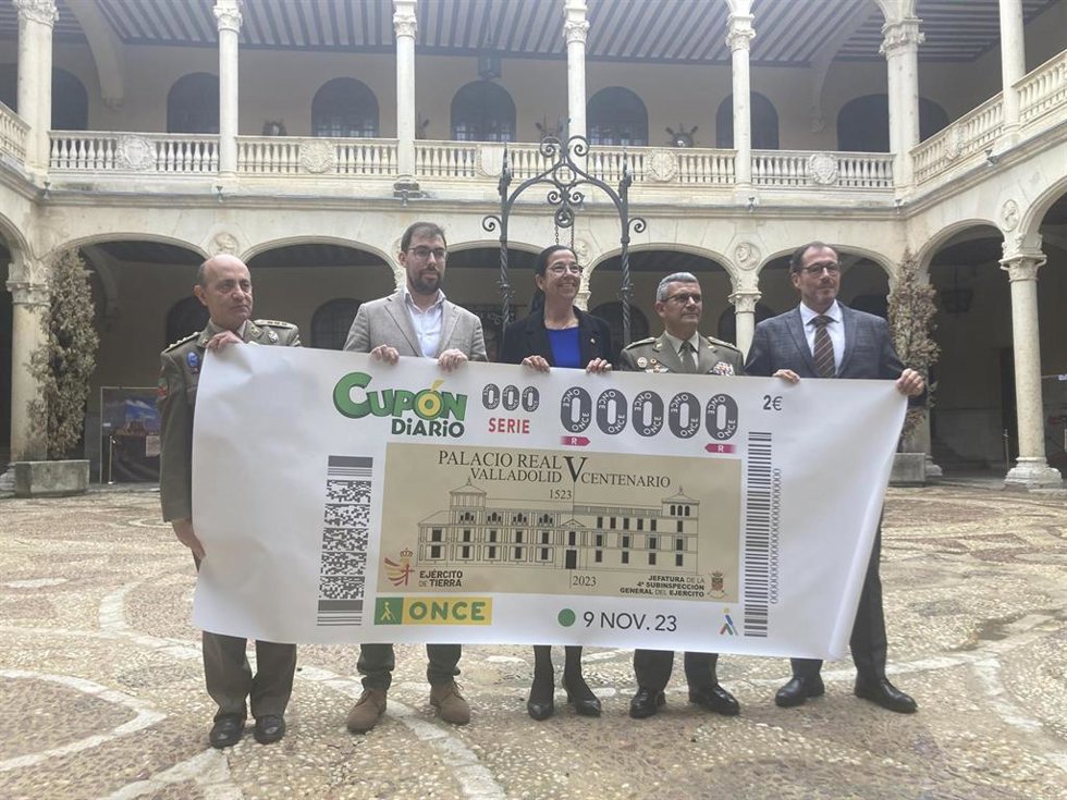El coronel Carlos Hidalgo Rilova (i), Rodrigo Gonzalo, Alicia Villar, César García del Castillo e Ismael Pérez.