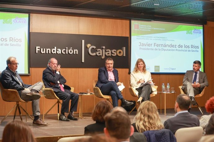 El presidente de la Diputación, en el centro, coordina un coloquio sobre parlamentarismo, autonomismo y municipalismo en la España Constitucional celebrado en la Fundación Cajasol.