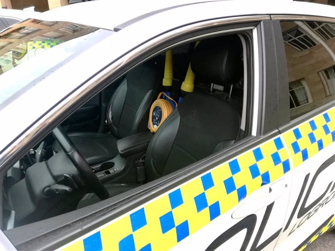 Uno de los desfibriladores, instalado en un coche patrulla de la Policía Local de Logroño