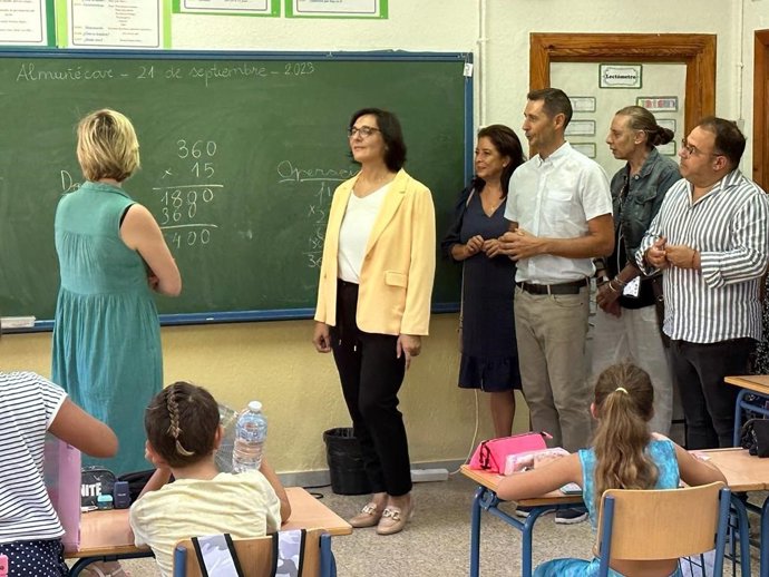 La delegada de Desarrollo Educativo y Formación Profesional de la Junta en Granada, María José Martín, en una visita.
