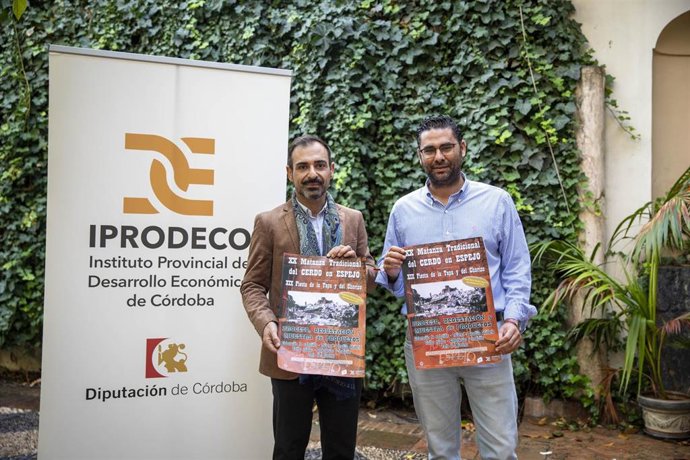 Félix Romero (izda.) con el alcalde de Espejo, Florentino Santos, en la presentación del cartel de la XX Matanza Tradicional del Cerdo en Espejo.