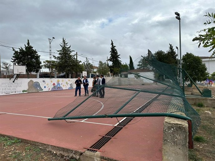 Cargos públicos y orgánicos de IU comprueban los daños causados por el temporal en el colegio de Fuente Carreteros.