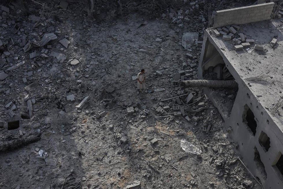 Un palestino inspecciona los destrozos causados por un ataque israelí en la Franja de Gaza