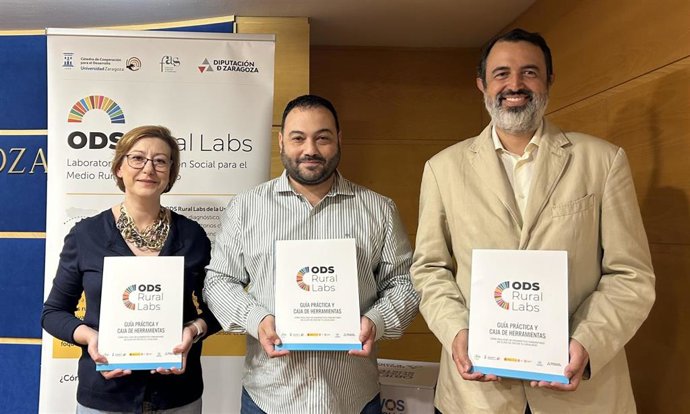 La secretaria de FAS, Ana Belén Budría; el diputado delegado de Cooperación al Desarrollo y Solidaridad de la DPZ, Rubén Estévez; y el doctor en Sociología de la UZ y experto de la Cátedra de Cooperación, Juan David Gómez.