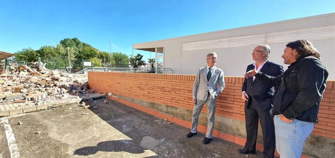 El delegado territorial de Educación, Miguel Ángel Araúz, ha visitado este miércoles el IES Alcaria, en La Puebla del Río (Sevilla).