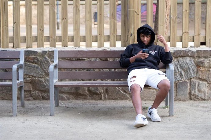 Un joven jugando a juegos de azar  on line