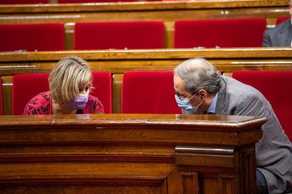Archivo - La consellera de Salud de la Generalitat, Alba Vergés, habla con el president de la Generalitat, Quim Torra, antes de que se inicie un pleno de control al Gobierno de la Generalitat, marcado principalmente por la gestión del COVID-19, en Barce