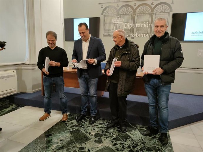 Ángel Luis Iglesias, David Mingo, Antonio Matilla y Tomás Gil, de izquierda a derecha, en la presentación del catálogo 'Apóstol' en la Diputación de Salamanca