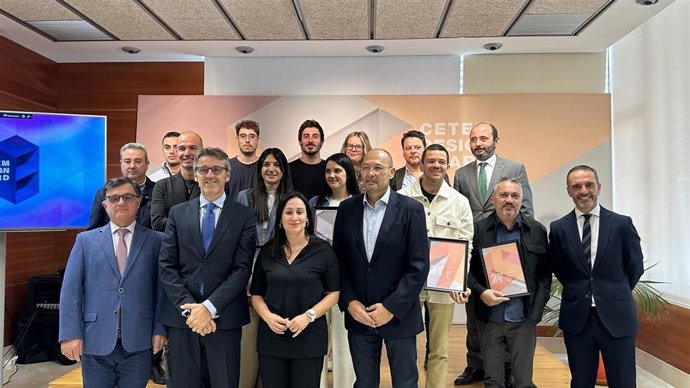 El consejero de Economía, Hacienda y Empresa, Luis Alberto Marín, acompañado de los premiados en la 27 edición del concurso de diseño que organiza Cetem