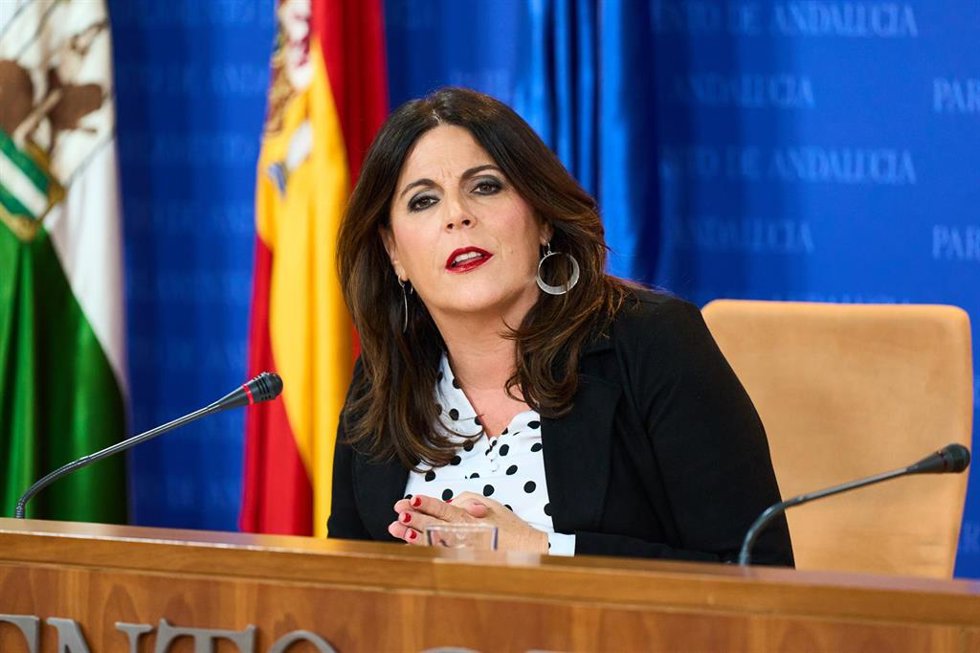 La portavoz del Grupo Parlamentario Socialista, Ángeles Férriz, durante la ronda de ruedas de prensa de portavoces de los grupos parlamentarios en el Parlamento de Andalucía, a 25 de octubre de 2023 en Sevilla (Andalucía, España). Los portavoces de los 
