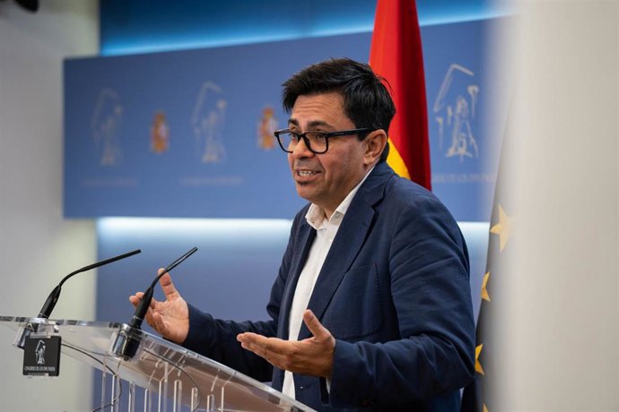 El secretario primero de la Mesa del Congreso, Gerardo Pisarello, durante  una rueda de prensa posterior a la Mesa del Congreso, en el Congreso de los Diputados, a 25 de octubre de 2023, en Madrid (España).