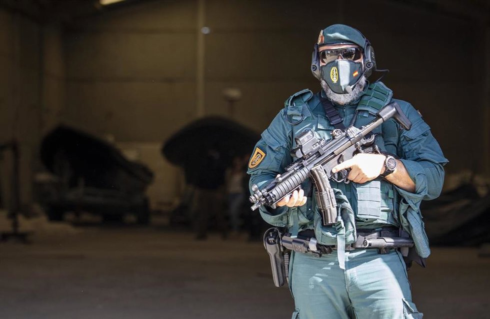 Archivo - Imagen de archivo de una gente de la Guardia Civil en una operación contra el narcotráfico en Huelva.