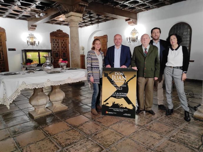 El delegado de Cultura de la Diputación de Córdoba, Gabriel Duque (segundo por la izda.), en la presentación de 'Don Juan Tenorio'.