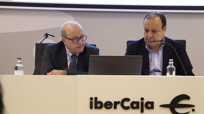 El director general de Cámara Zaragoza, José Miguel Sánchez, y el catedrático de Análisis Económico de la Universidad de Zaragoza, Marcos Sanso, presentan el Informe Económico de Aragón.