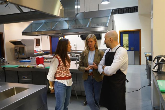 Un momento de la inauguración de los talleres, con Irene Carvajal.