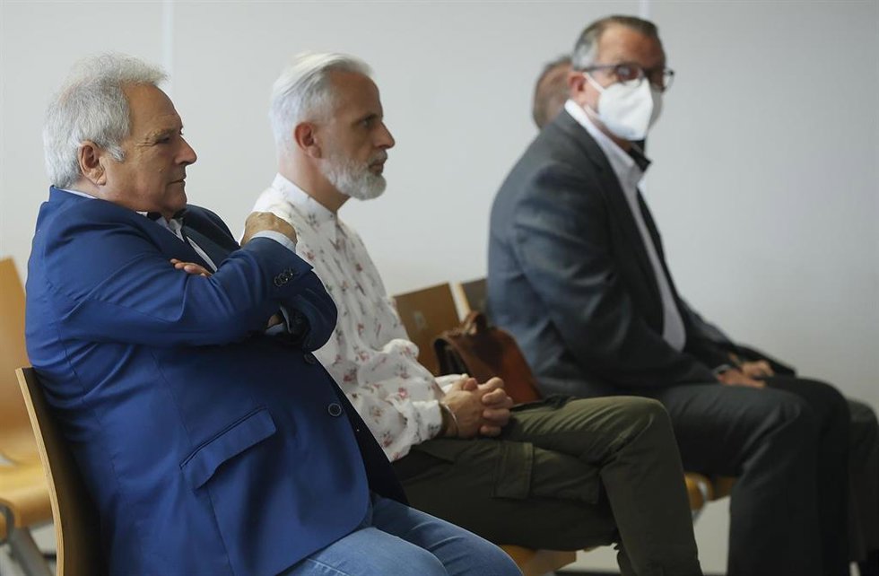 Archivo - El expresidente de la Diputación y del PP de la provincia de Valencia, Alfonso Rus (1i) y el ex gerente de Imelsa, Marcos Benavent (2i), durante el juicio del Call Center