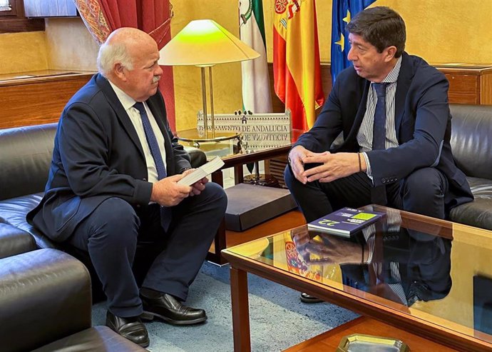 El presidente del Parlamento de Andalucía, Jesús Aguirre, y el presidente del Consejo Económico y Social (CES) de Andalucía.