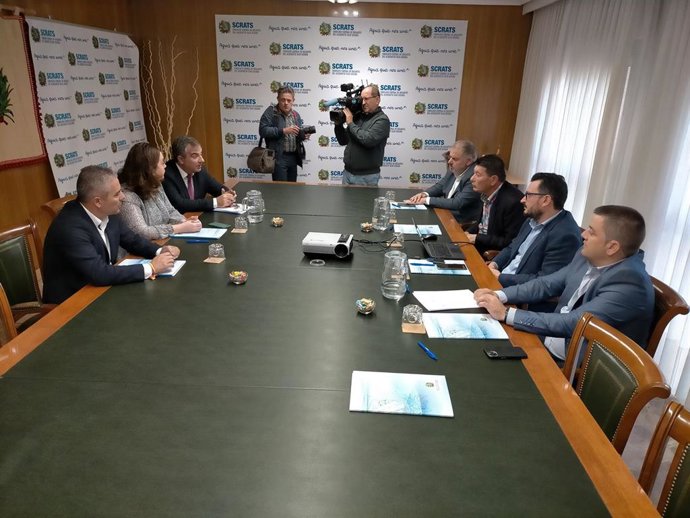 El consejero de Medio Ambiente, Universidades, Investigación y Mar Menor, Juan María Vázquez, durante la reunión con el presidente del Sindicato Central de Regantes del Acueducto Tajo-Segura, Lucas Jiménez