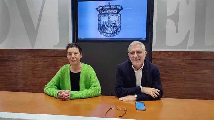 Los concejales de Convocatoria por Oviedo-IU Cristina Pontón y Gaspar Llamazares, en rueda de prensa.