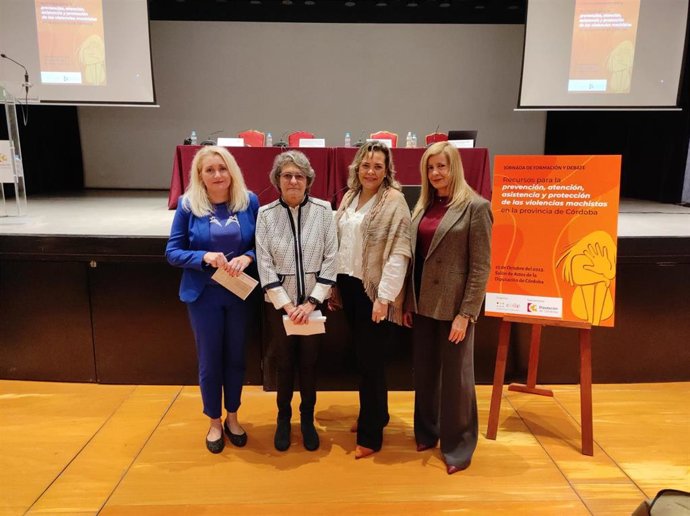 La delegada de Igualdad en la Diputación de Córdoba, Auxiliadora Moreno (segunda por la dcha.), en la inauguración de las jornadas.