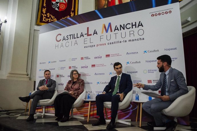 La consejera de Desarrollo Sostenible,Mercedes Gómez, interviene en las jornadas 'Castilla-La Mancha hacia el futuro', organizadas por Europa Press, junto con el CEO de Alvinesa, Jon Fernández; y el CFO de ID Energy Group, Julio Espadas.