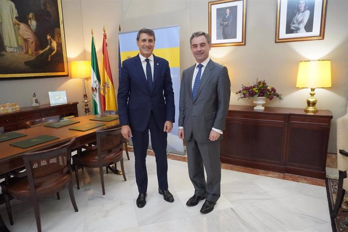 El delegado del Gobierno de España en Andalucía, Pedro Fernández, mantiene un primer encuentro institucional con el cónsul honorario del Gran Ducado de Luxemburgo en Andalucía occidental, Luis Rey