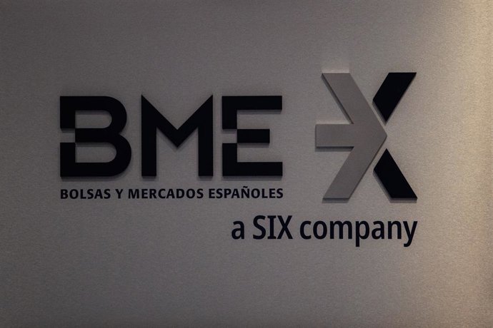 Cartel del Instituto BME, en la inauguración de la VI edición del Club Financiero Inspiring Girls, en el Palacio de la Bolsa, a 18 de octubre de 2023, en Madrid (España). 