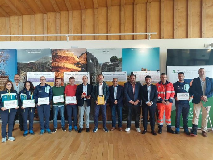 El acto ha tenido lugar en el Centro de Recepción de Visitantes, donde se encuentra ubicado uno de los siete desfibriladores que el Caminito del Rey ha instalado en los senderos, las taquillas en la zona de acceso y en el camping.