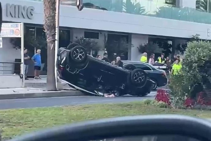 Vehículo accidentado en el Paseo de Alfonso XII de Cartagena