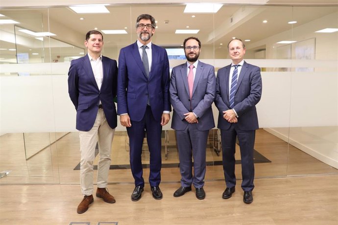 De izquierda a derecha: Luis Pérez, director de Relaciones Institucionales de Randstad; Luis Aribayos, secretario general de CEPYME, Francisco Vidal, directo de Economía de CEPYME y Valentín Bote, director de Randstad Research.