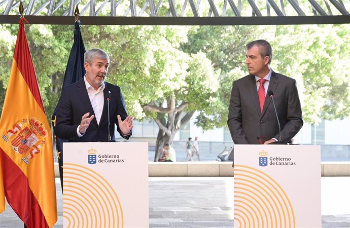 El presidente de Canarias, Fernando Clavijo, y el vicepresidente, Manuel Domínguez, en una rueda de prensa para ofrecer un balance de los primeros 100 días de Gobierno