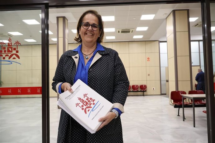 La teniente de alcalde delegada de Hacienda del Ayuntamiento de Córdoba, Blanca Torrent, con las ordenanzas de 2024.