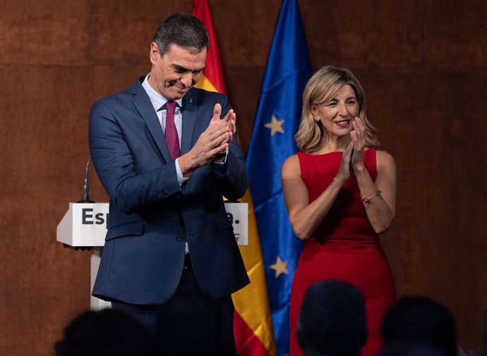 El presidente del Gobierno en funciones, Pedro Sánchez y la líder de Sumar, Yolanda Díaz, aplauden tras firmar un acuerdo para un Gobierno de coalición progresista, en un acto público en el Museo Reina Sofía, a 24 de octubre de 2023, en Madrid (España).