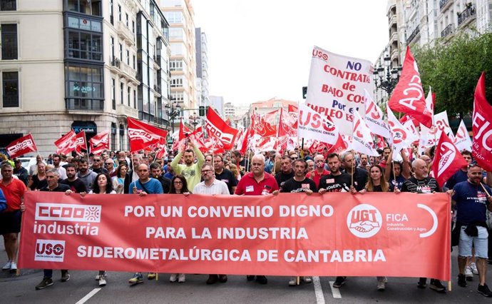 Archivo - Manifestación de los trabajadores del sector del metal de Cantabria en Santander.
