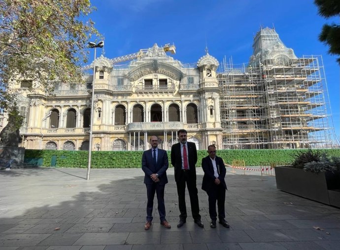 Ramón Griell, Lluís Salvadó y Jordi Julián ante el Portal de la Pau.