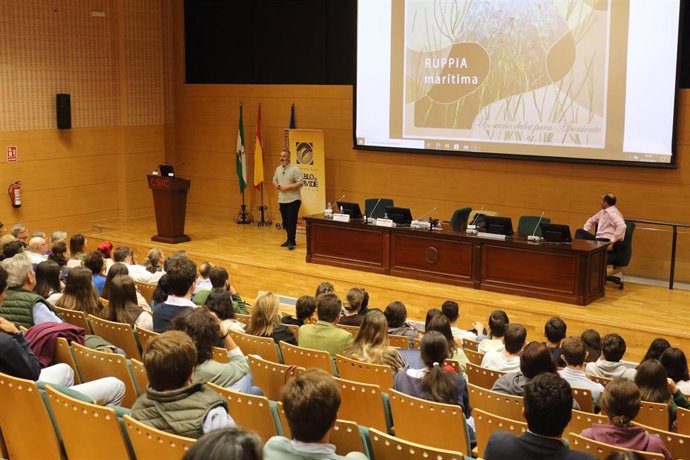 El cocinero Ángel León, conocido como 'el Chef del Mar', en el salón de actos de la Facultad de Ciencias Empresariales de la UPO, en Sevilla.