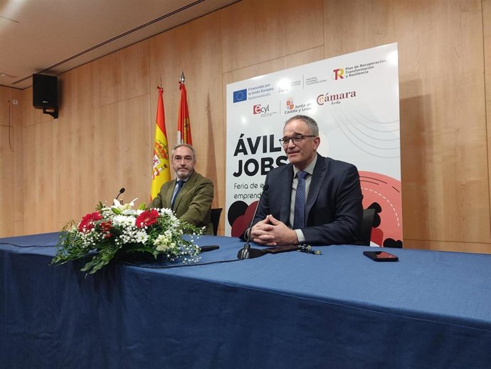 Alberto Pascual, presidente cámara de Ávila, y Alberto Díaz, secretario general de la Consejería de Industria, Comercio y Empleo