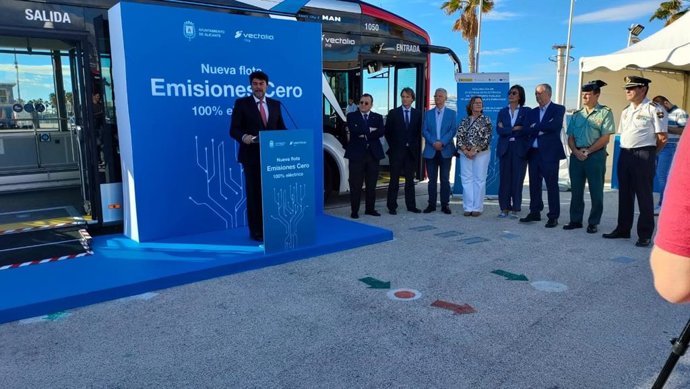 El alcalde de Alicante, Luis Barcala, en su comparecencia en el acto de presentación de este miércoles de los nuevos autobuses híbridos y eléctricos en la Zona Ocean Race.