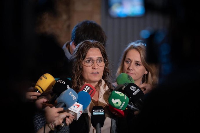 La consellera de la Presidencia de la Generalitat, Laura Vilagr, y la consellera de Economía y Hacienda, Natlia Mas, atendiendo a los medios.