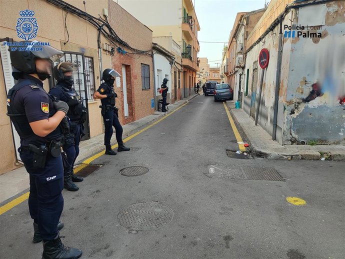 Agentes desplegados en el barrio de La Soledat.