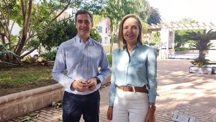 Castellón y Sánchez Torregrosa en la convocatoria del PP en la Plaza de España de Almería