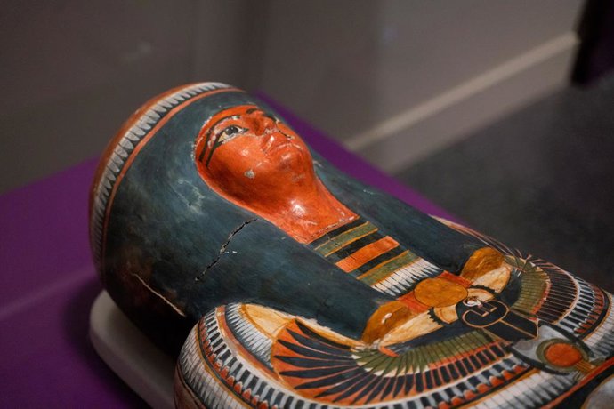 Una figura de un sarcófago expuesta durante la exposición Momias de Egipto: Redescubriendo seis vidas, en CaixaForum. 