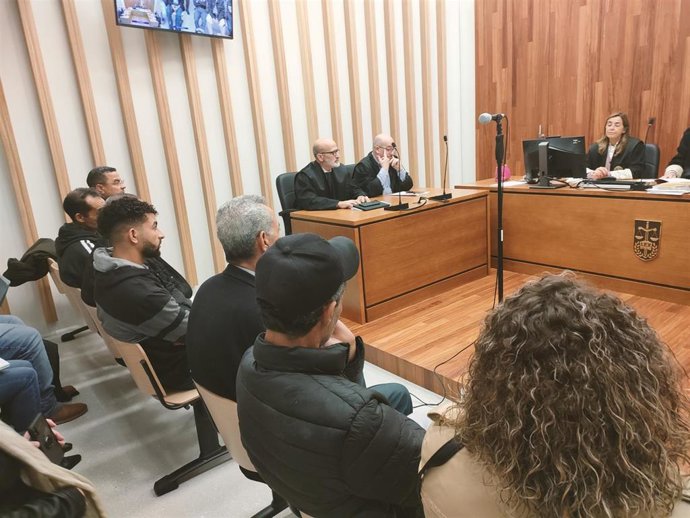 Acusados en un juicio en Vigo, por vender prendas falsificadas de marcas conocidas en un bazar de Arcade, en Soutomaior (Pontevedra).