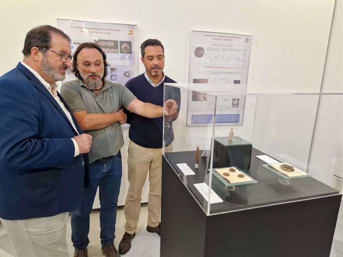 El alcalde de Carmona, Juan Ávila, primero por la izquierda, en la exposición que se puede ver en el Museo de la Ciudad hasta el próximo 30 de noviembre.