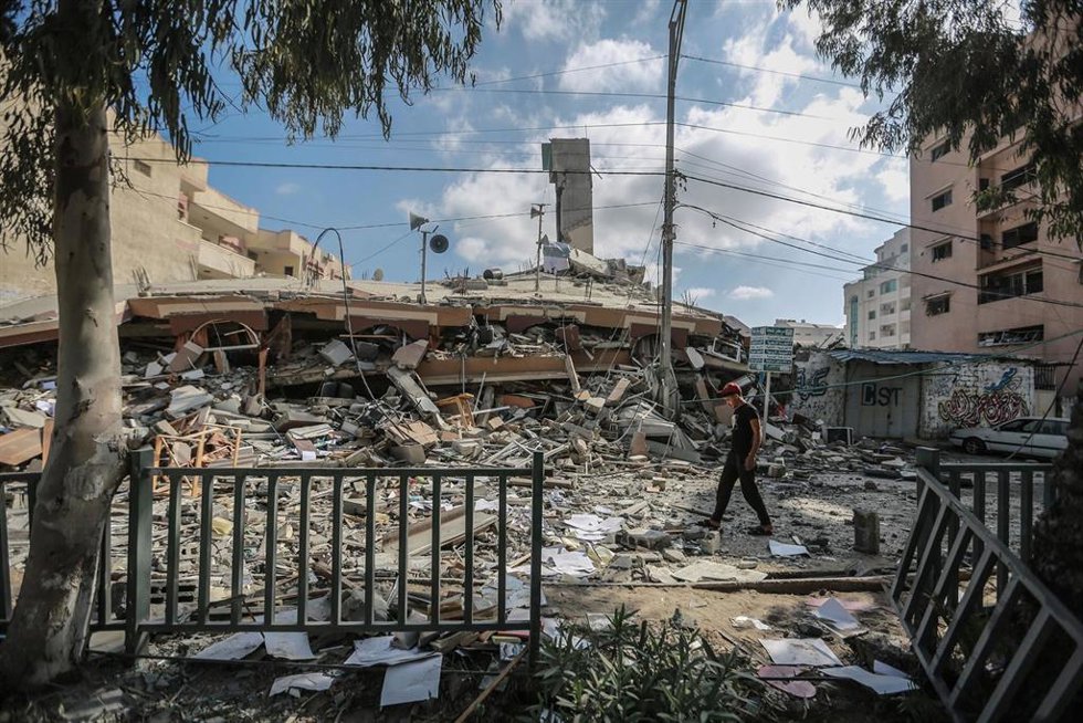 Archivo - Edificio destruido en la Franja de Gaza por los bombardeos de Israel