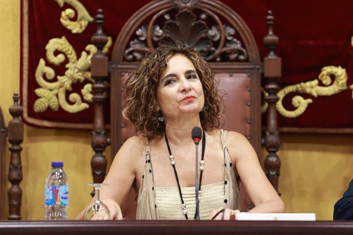 Archivo - La ministra de Hacienda y Función Pública en funciones, María Jesús Montero