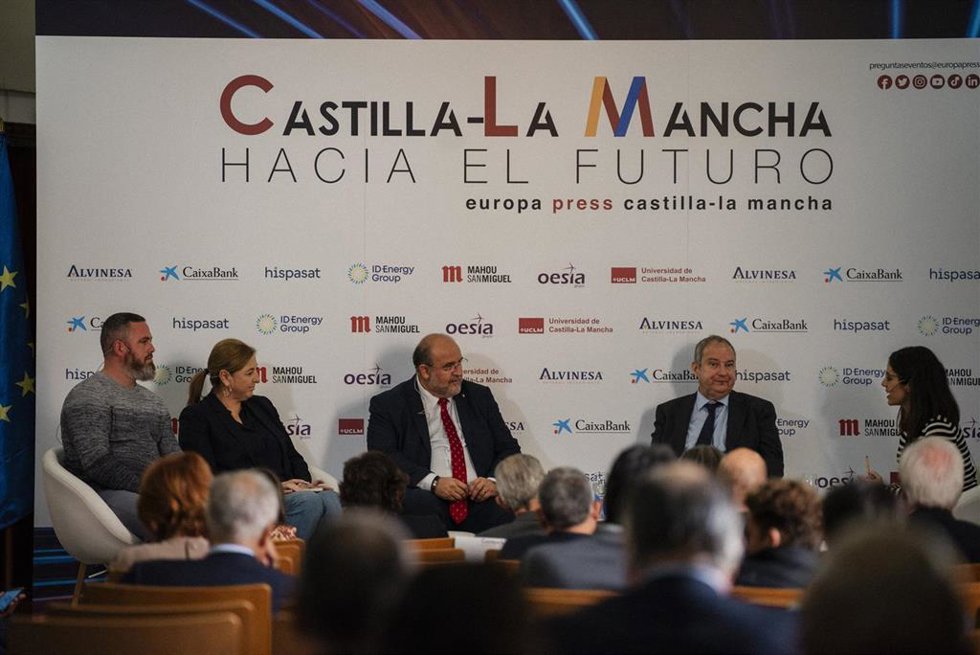 El vicepresidente de Castilla-La Mancha, José Luis Martínez Guijarro; el alcalde de Tragacete, Diego Yuste; el presidente de Hispasat, Jordi Hereu; y la vicerrectora de Innovación, Empleo y Emprendimiento de la Universidad regional, Ángela González.