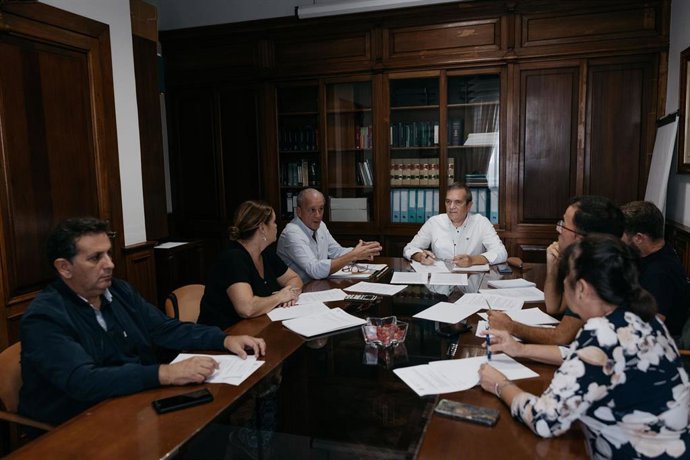 El consejero de Sector Primario del Cabildo de Tenerife, Valentín González, ha presidido la segunda reunión de la Mesa de la Apicultura